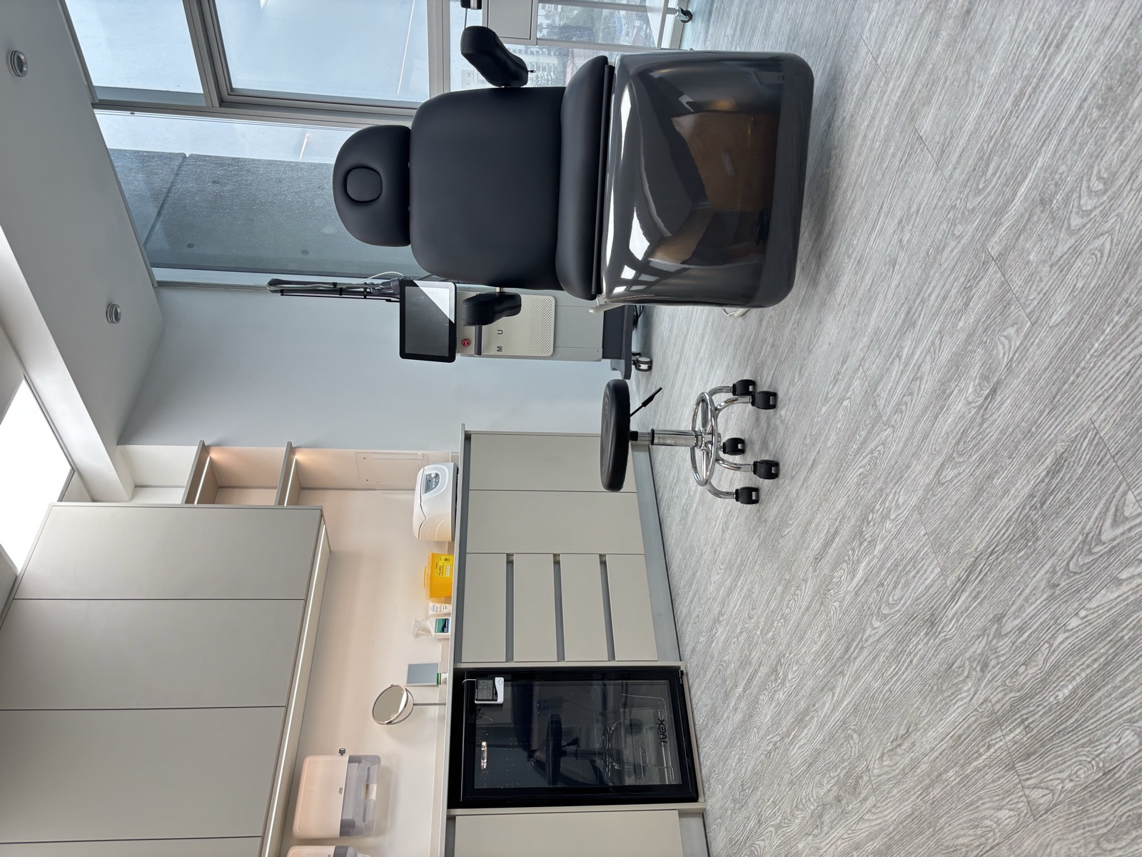 Sala de procedimientos de Clínica Neora con sillón clínico y equipamiento médico